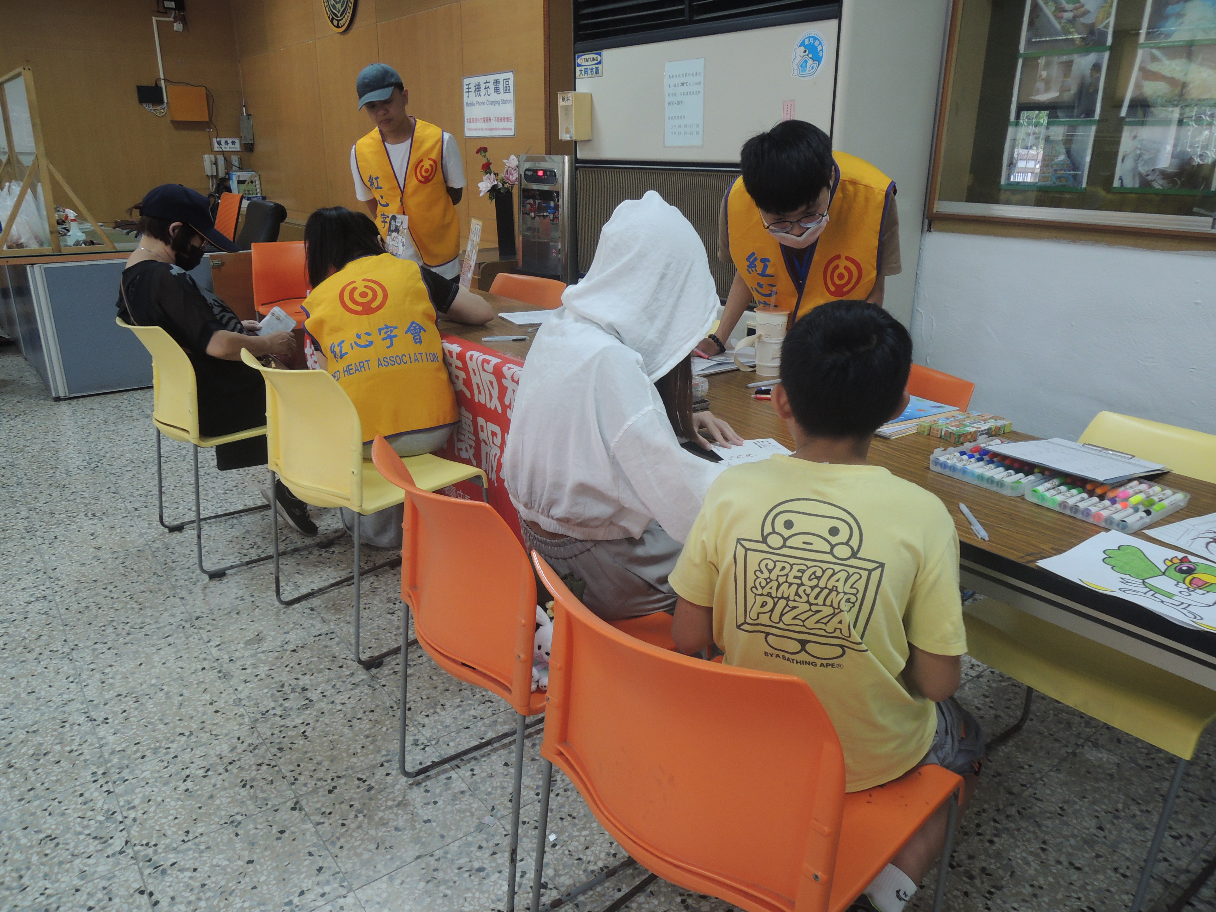 The volunteers of Red Heart Association provide counselling services to inmates’ families at Taichung Prison’s reception room.