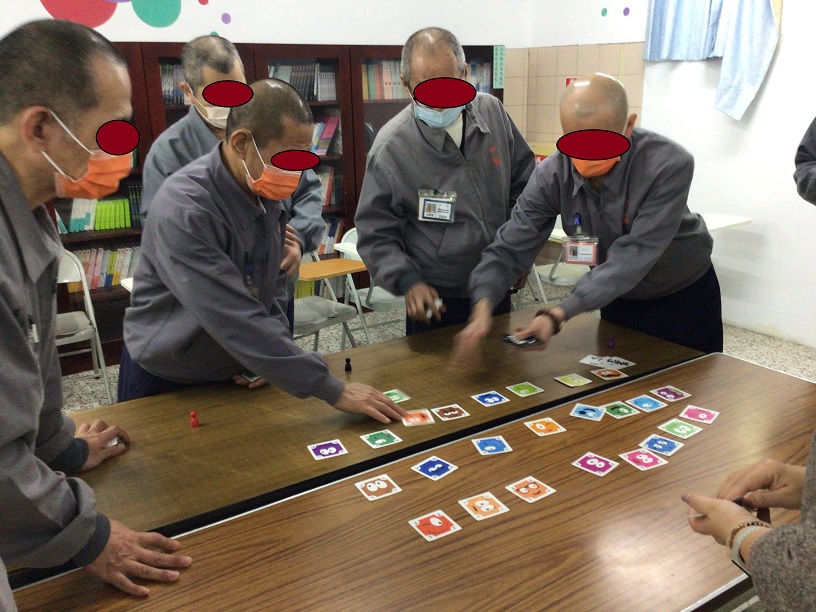 眨眨眼傳遞溝通訊息的遊戲