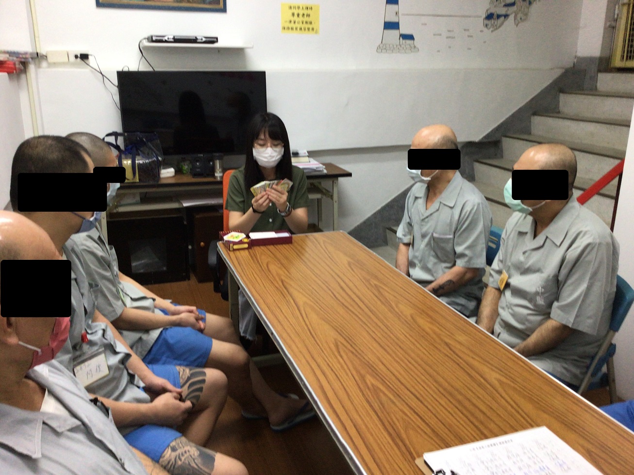 藉由投射牌卡了解飲酒相關資訊