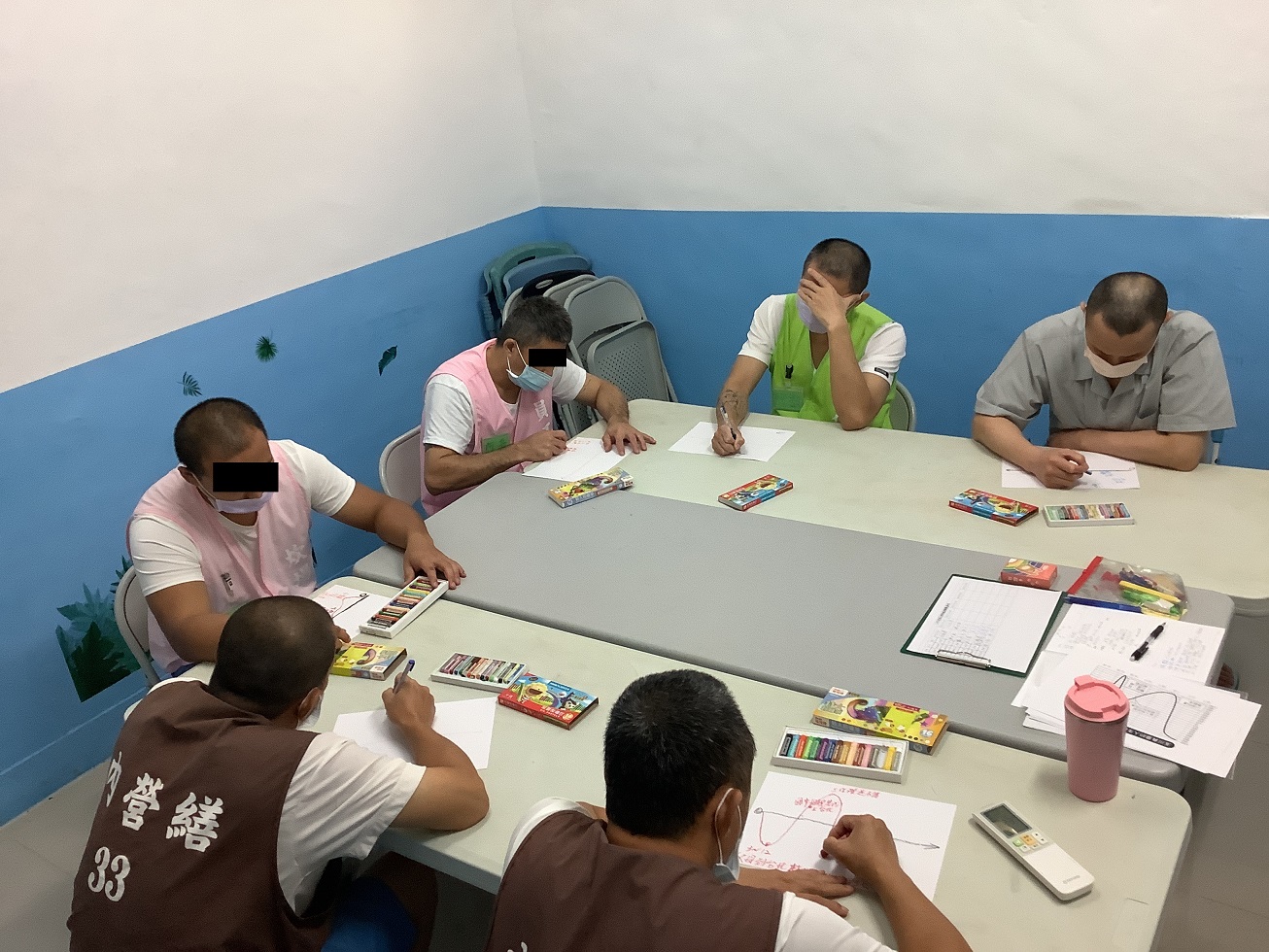 Following instructor’s guidance, participants draw their own life line.