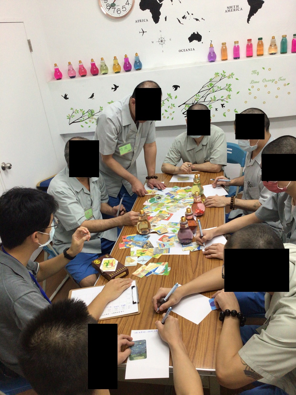 Participants enjoy a happy meeting in the beginning of the course.