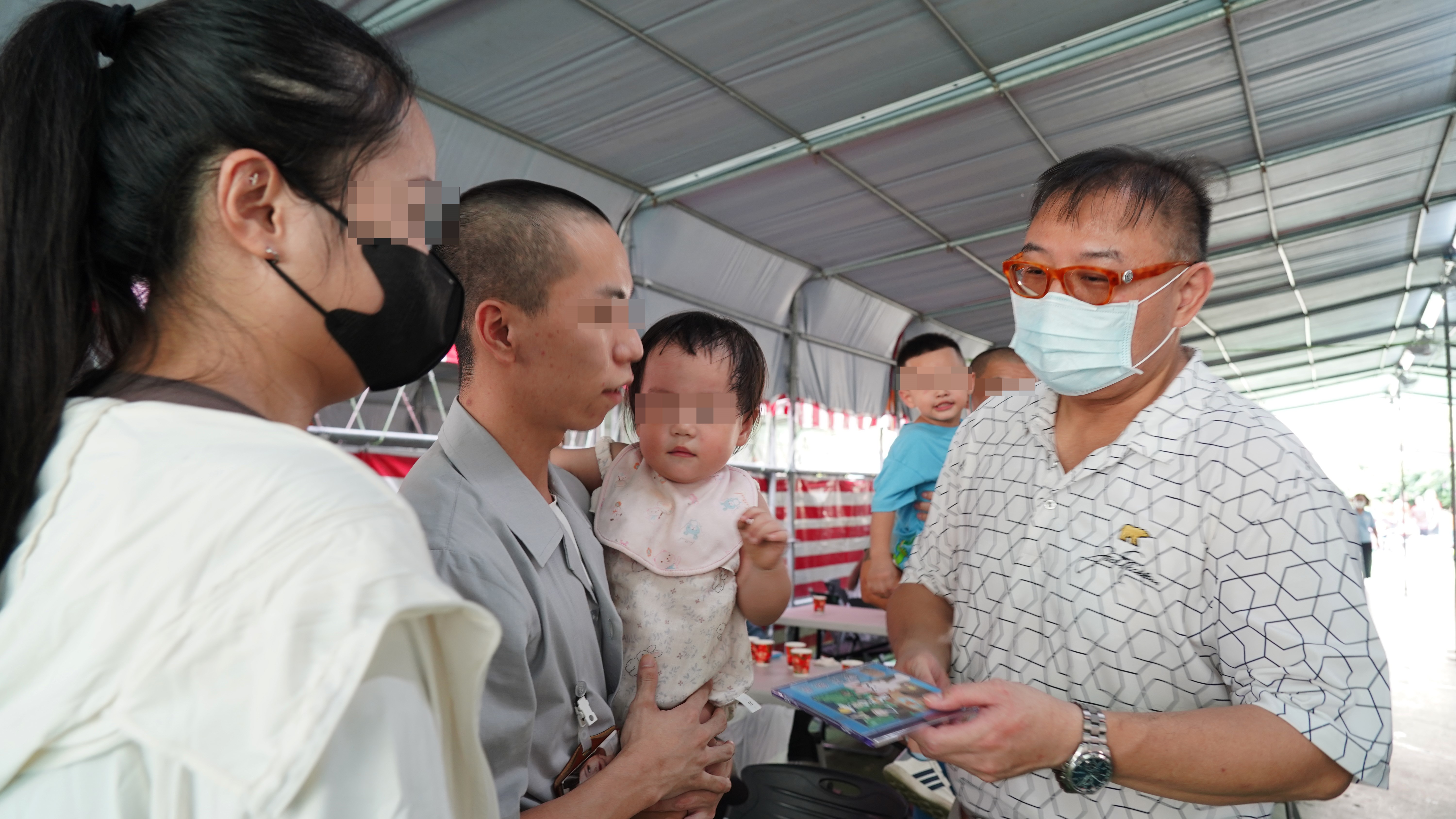 教化科王從仁科長現場頒發枕邊故事CD