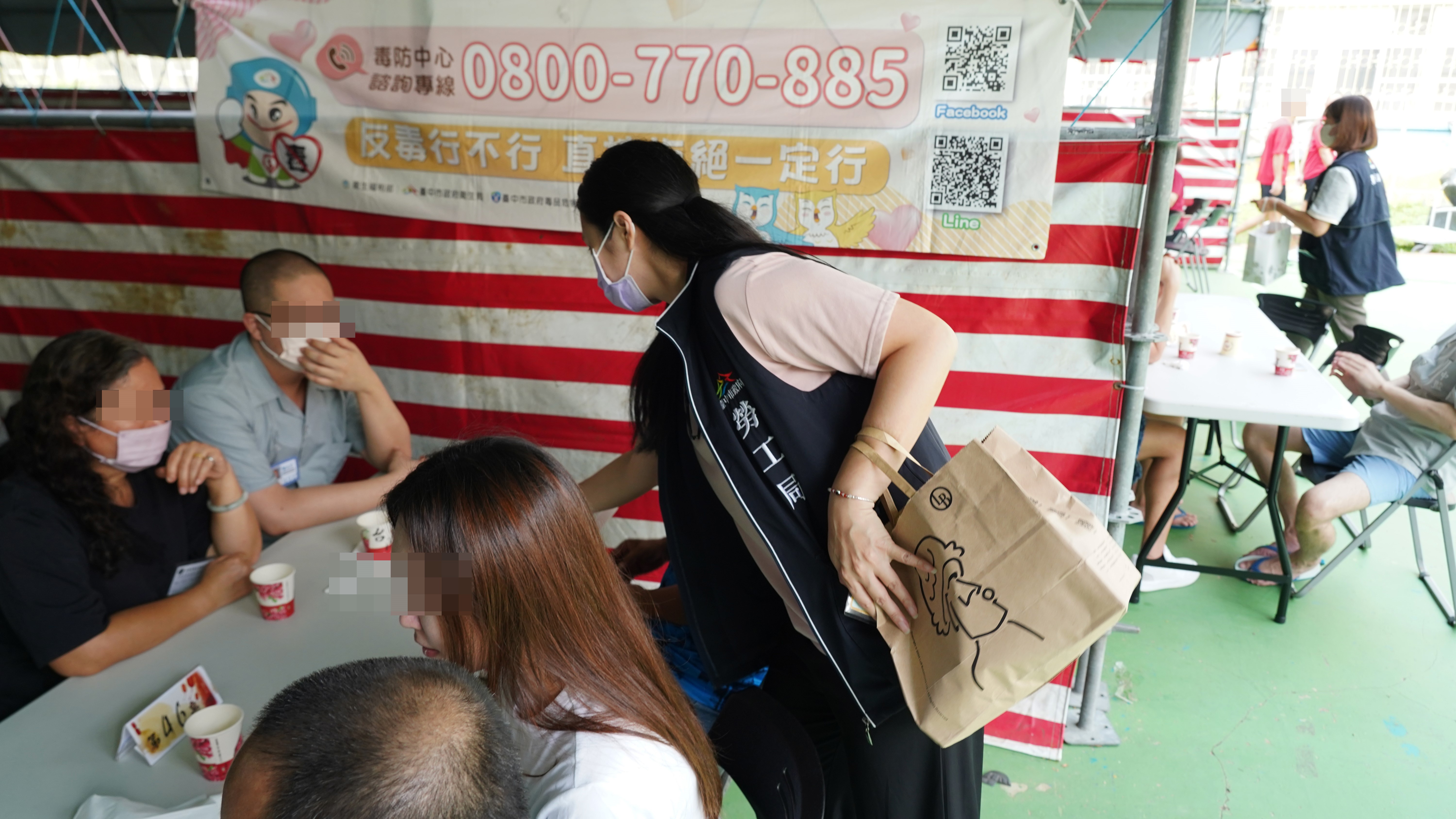 臺中市勞工局志工於現場進行宣導並發放就業相關文宣品