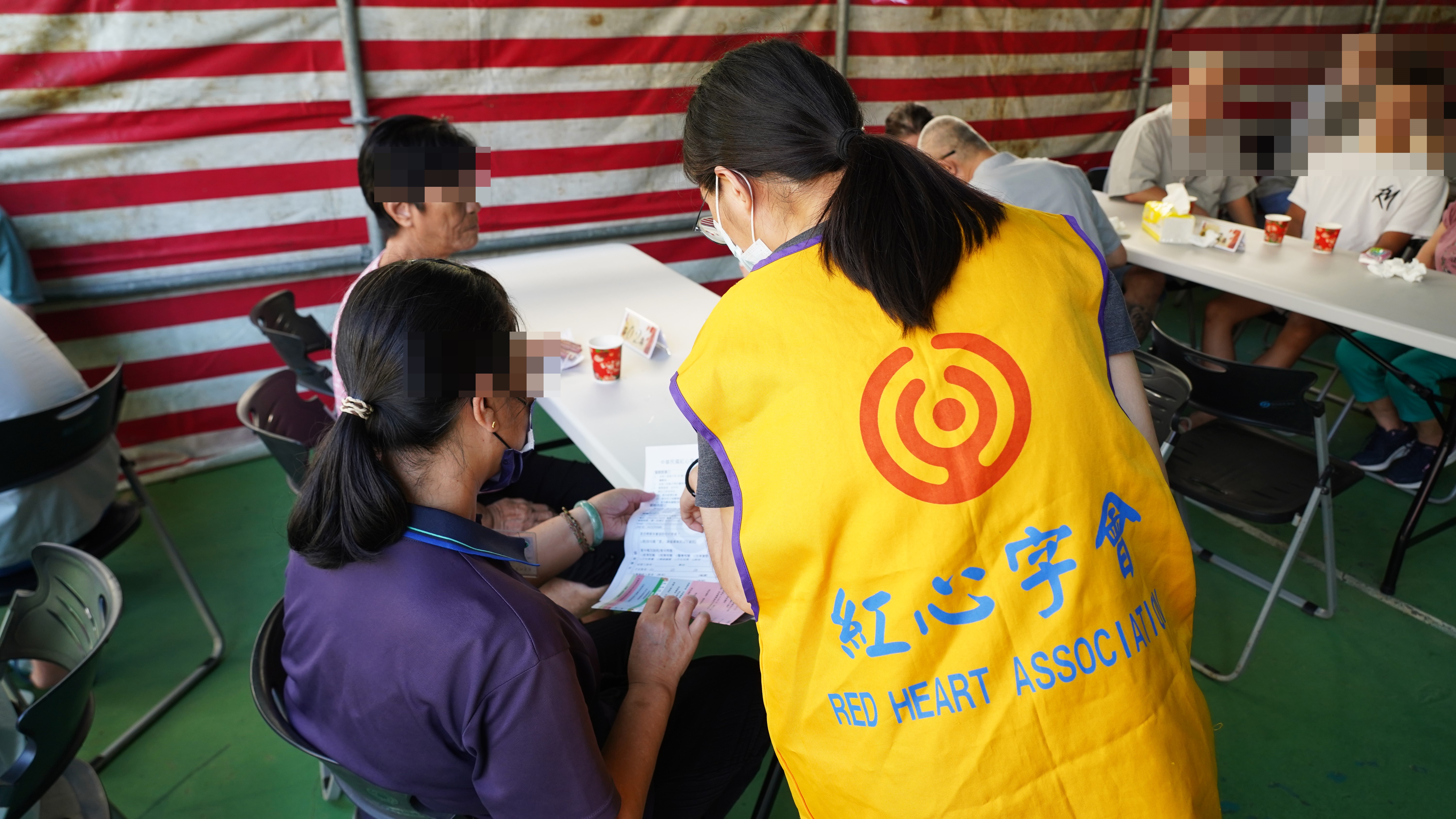 紅心字會志工現場進行關懷並發放文宣品