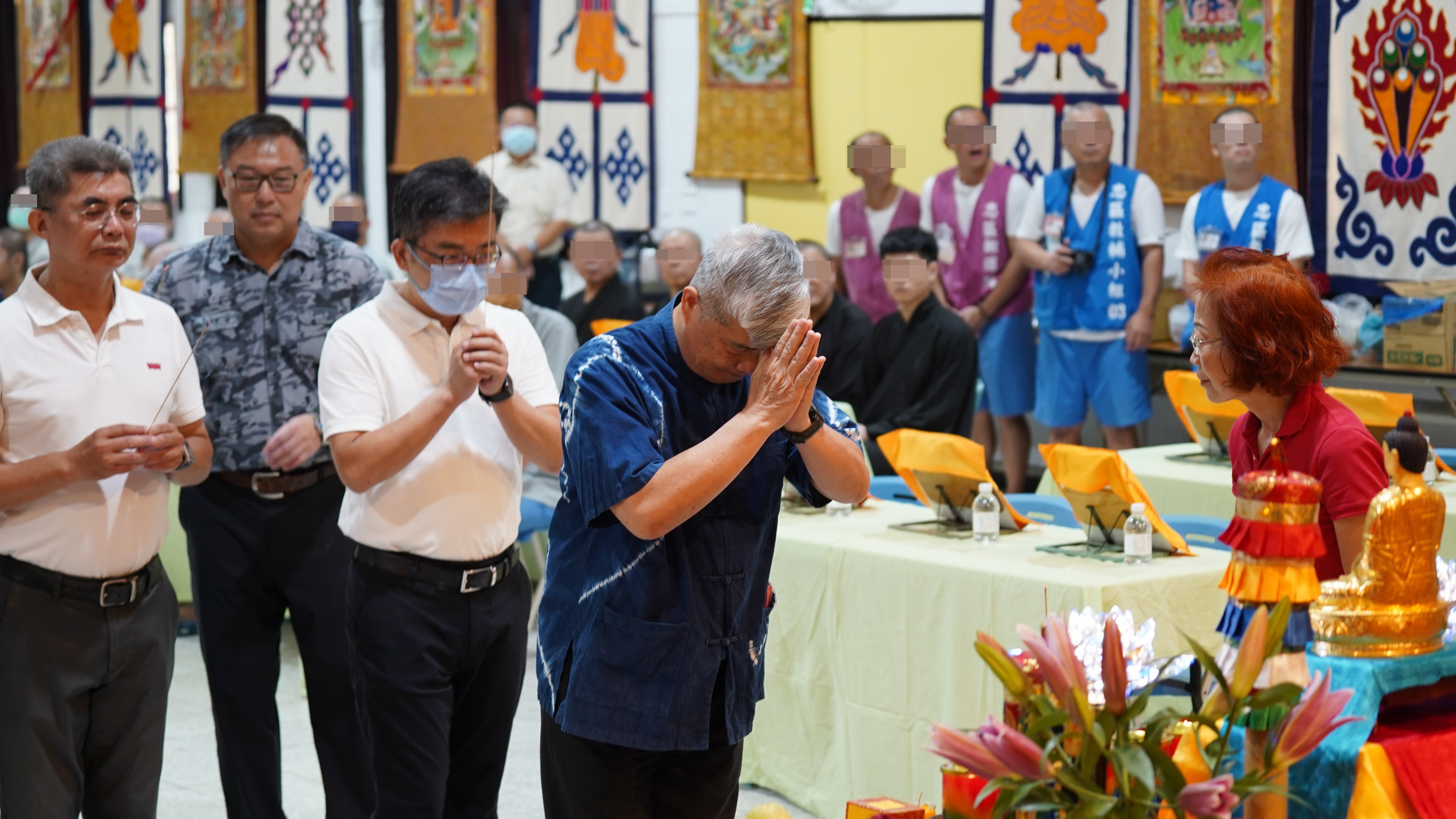 林志雄典獄長率領各科室科長蒞臨法會活動現場為本監祈福