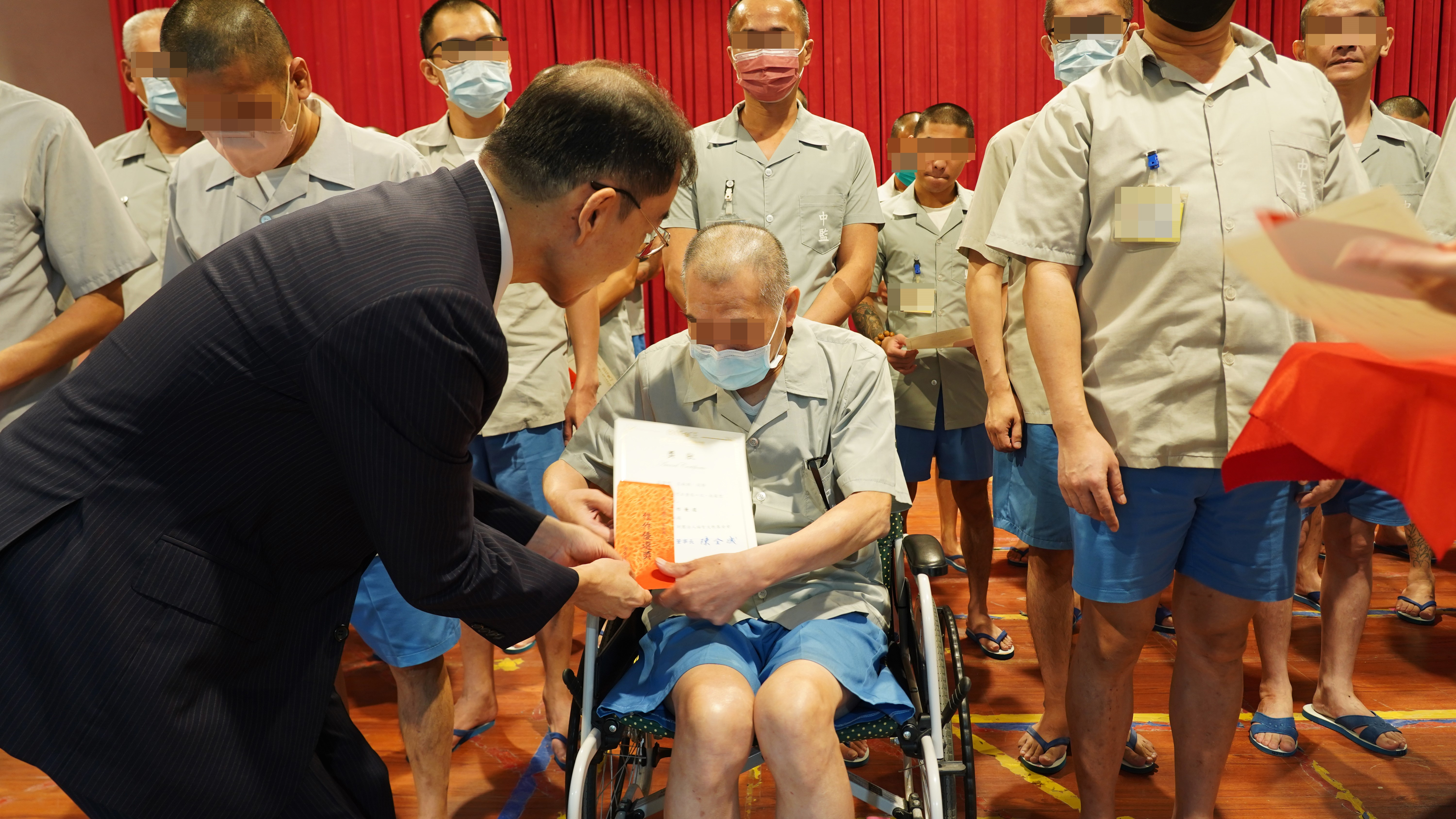 福智文教基金會現場代表頒發獎狀及獎金予每位獲獎的同學