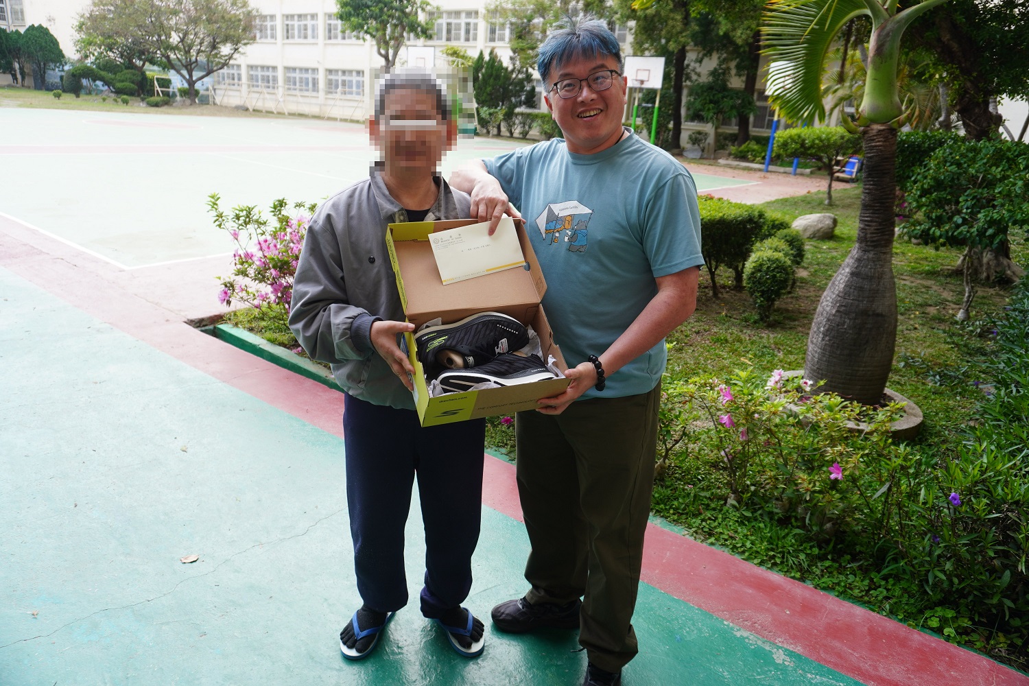 An inmate nearing release receives a pair of sports shoes and a letter of blessing from the Minister of Justice.