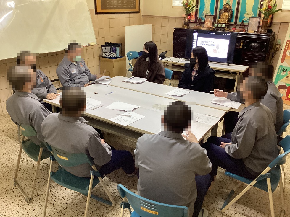 An instructor introduces the objectives of the gatekeeper suicide prevention training.