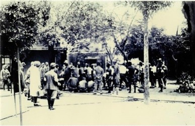 Photo of Fire Drill
Controllers and inmates used faucet to spray water to the kitchen site. (Japanese occupation period(March, 1940))
