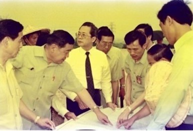 Shi Qiyang, Minister of Ministry of Justice inspected new prison construction on May 15th,1987